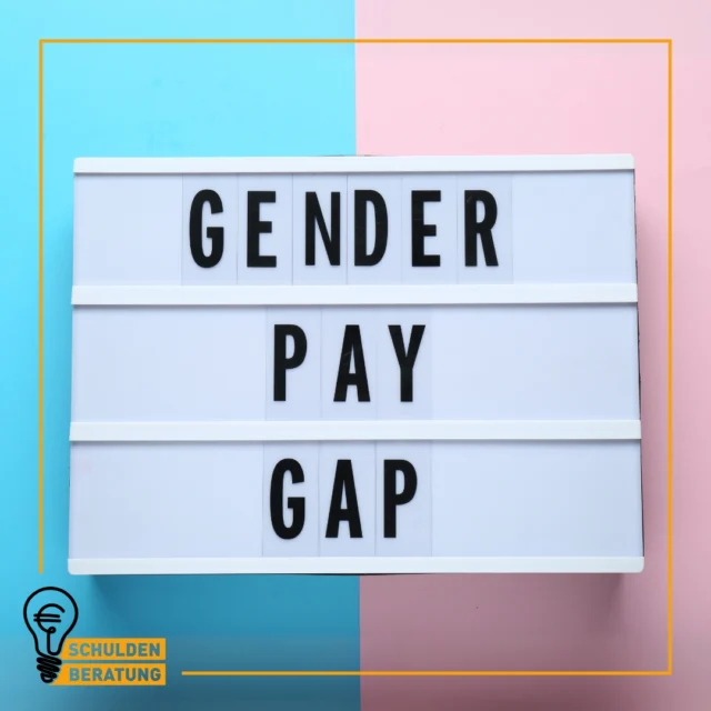 💸 Gender Pay Gap: Ein verstecktes Risiko für finanzielle Gewalt
Wusstest du, dass Frauen im Durchschnitt immer noch weniger verdienen als Männer? Das hat weitreichende Folgen – nicht nur während des Arbeitslebens, sondern auch für die Altersvorsorge.

⚖️ Der Gender Pay Gap trägt maßgeblich dazu bei, dass Frauen finanziell von Männern abhängig sind. Damit wird die Gefahr für finanzielle Gewalt verstärkt. 

🔑 Auch der Gender Pension Gap – der Unterschied zwischen den Pensionen von Männern und Frauen – macht Frauen im Alter besonders verletzlich. Diese finanziellen Ungleichgewichte verstärken Machtstrukturen und Abhängigkeit.

Warum ist das ein Problem?
✔️ Weniger Einkommen bedeutet weniger Eigenständigkeit.
✔️ Weniger Pension bedeutet weniger Absicherung im Alter.
✔️ Frauen sind oft stärker von finanziellen Entscheidungen ihres Partners abhängig.

🔓 Finanzielle Gewalt entsteht auch aus strukturellen Ungleichheiten – wir müssen diese Ursachen verstehen, um sie wirksam verändern zu können.

📷: Canva, @anna_._egger 
#OrangeTheWorld #16TageGegenGewalt #16TageGegenGewaltAnFrauen #16Tage #HäuslicheGewalt #FinanzielleGewalt #ÖkonomischeGewalt #StoppGewalt #StopViolenceAgainstWomen #EndViolence
#asb #finanzen #finanziellefreiheit #finanzbildung #finanzwissen #geldwissen #geld #geldfit #schulden #schulden_AT #schuldenberatung #beratung